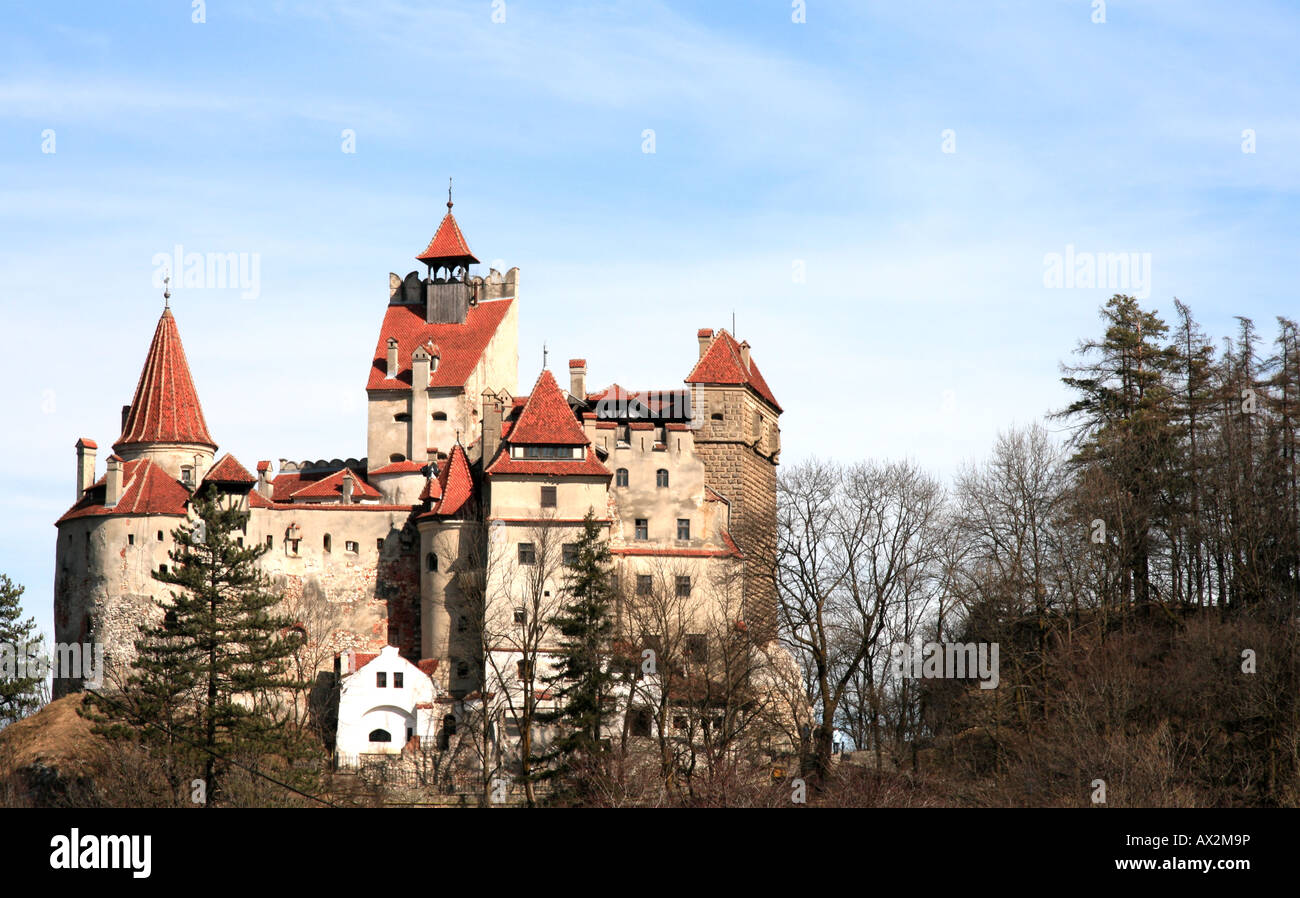 Vista completa del Castello di Bran in Romania credevano di essere visitati da Vlad l'Impalatore noto come il leggendario 'Dracula'. Foto Stock