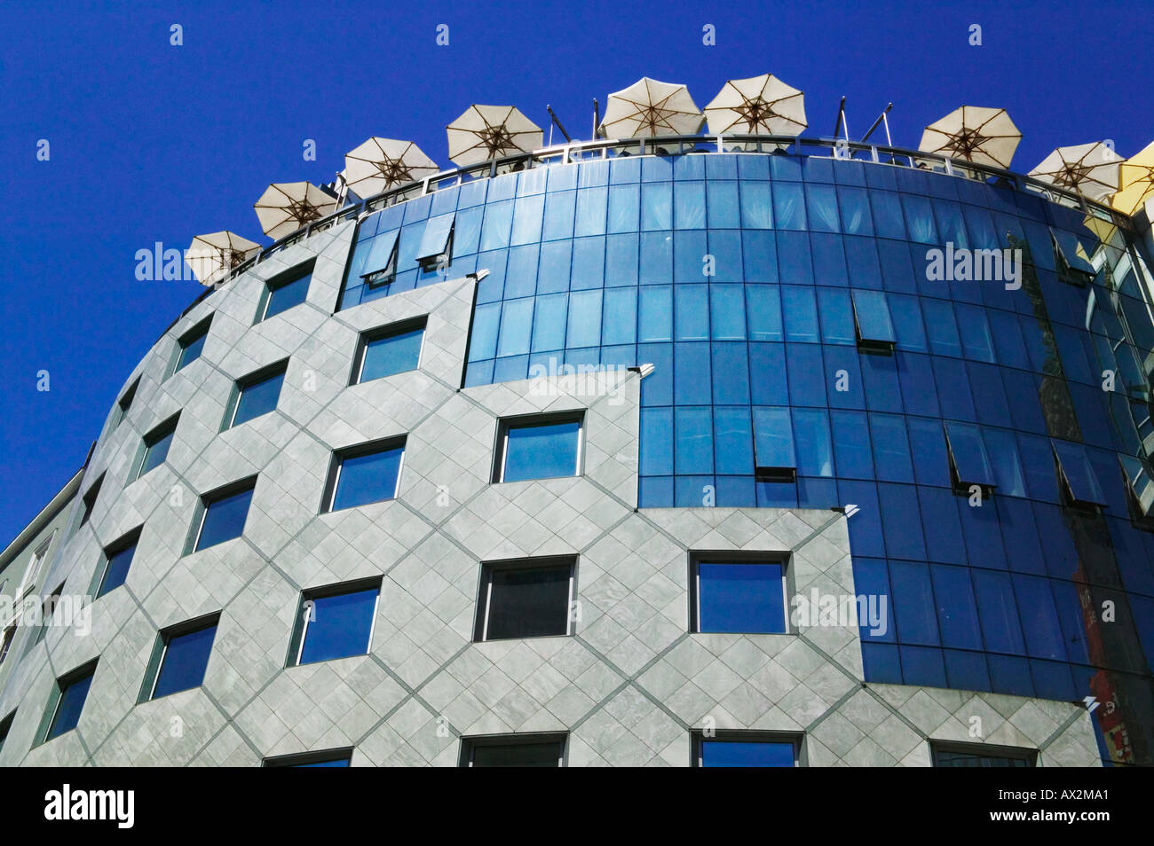 Moderno edificio di vetro con ombrelloni sul tetto in Stephens Plaza Vienna Austria Foto Stock