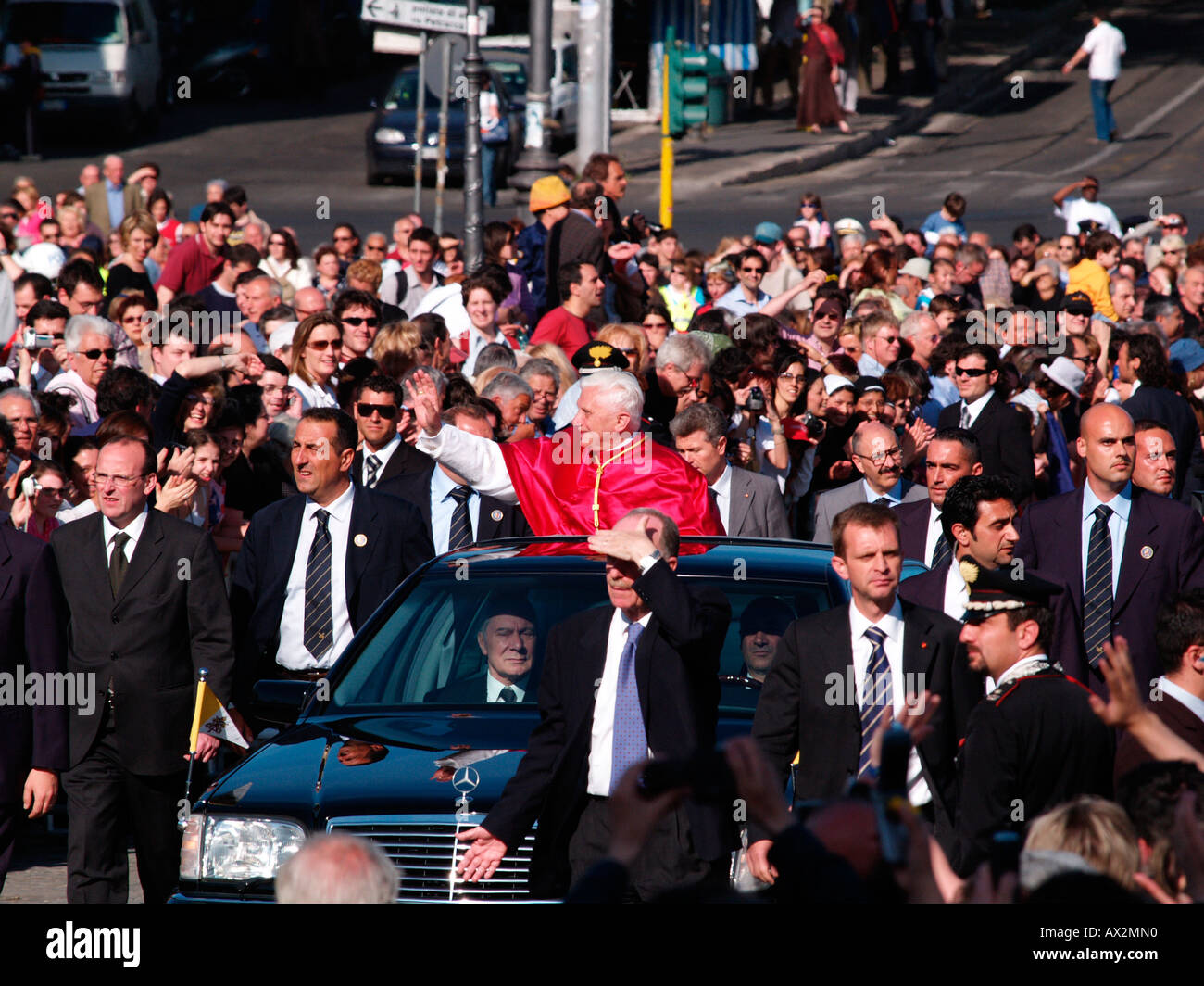 Papa Benedetto XVI circondata da guardie del corpo in arrivo per la sua intronizzazione come vescovo di Roma nella Basilica di San Giovanni in Laterano 7 Maggio Foto Stock