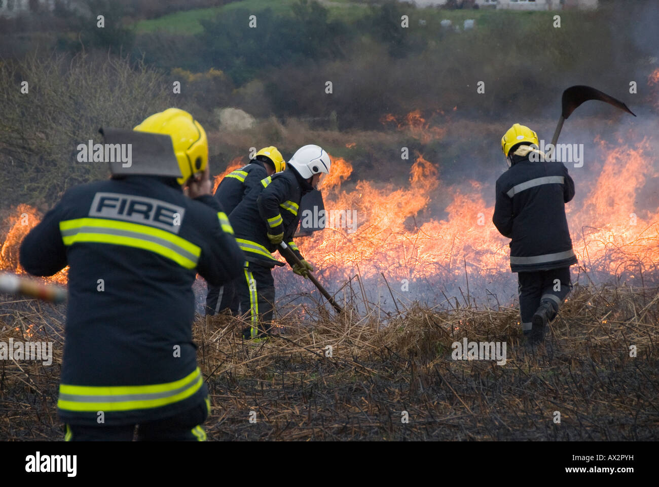 I vigili del fuoco di affrontare una spazzola incendio presso la storica Roche Rock, St Austell, Cornwall. Foto Stock