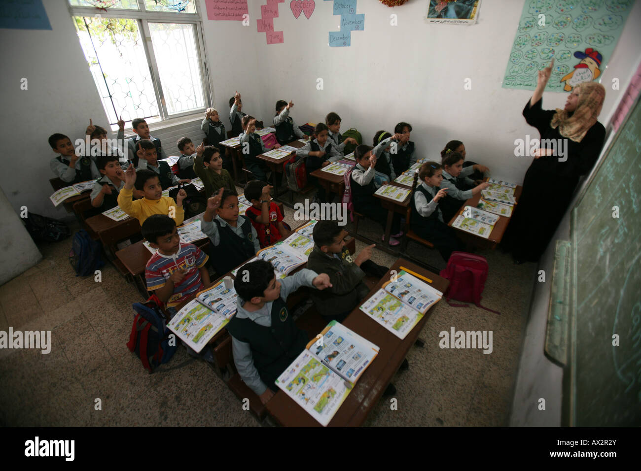 Un insegnante di fronte della sua classe in Amman molti rifugiati iracheni si sono insediati in Amman Giordania e i loro figli vanno a scuola ci Foto Stock