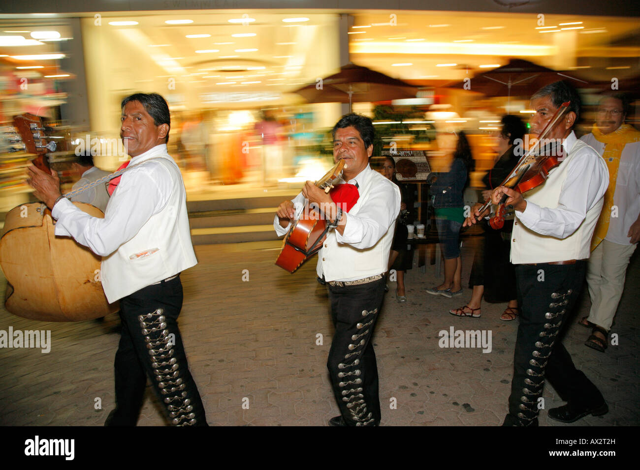 Banda Mariachi camminando sulla strada, Playa del Carmen, Messico Foto Stock