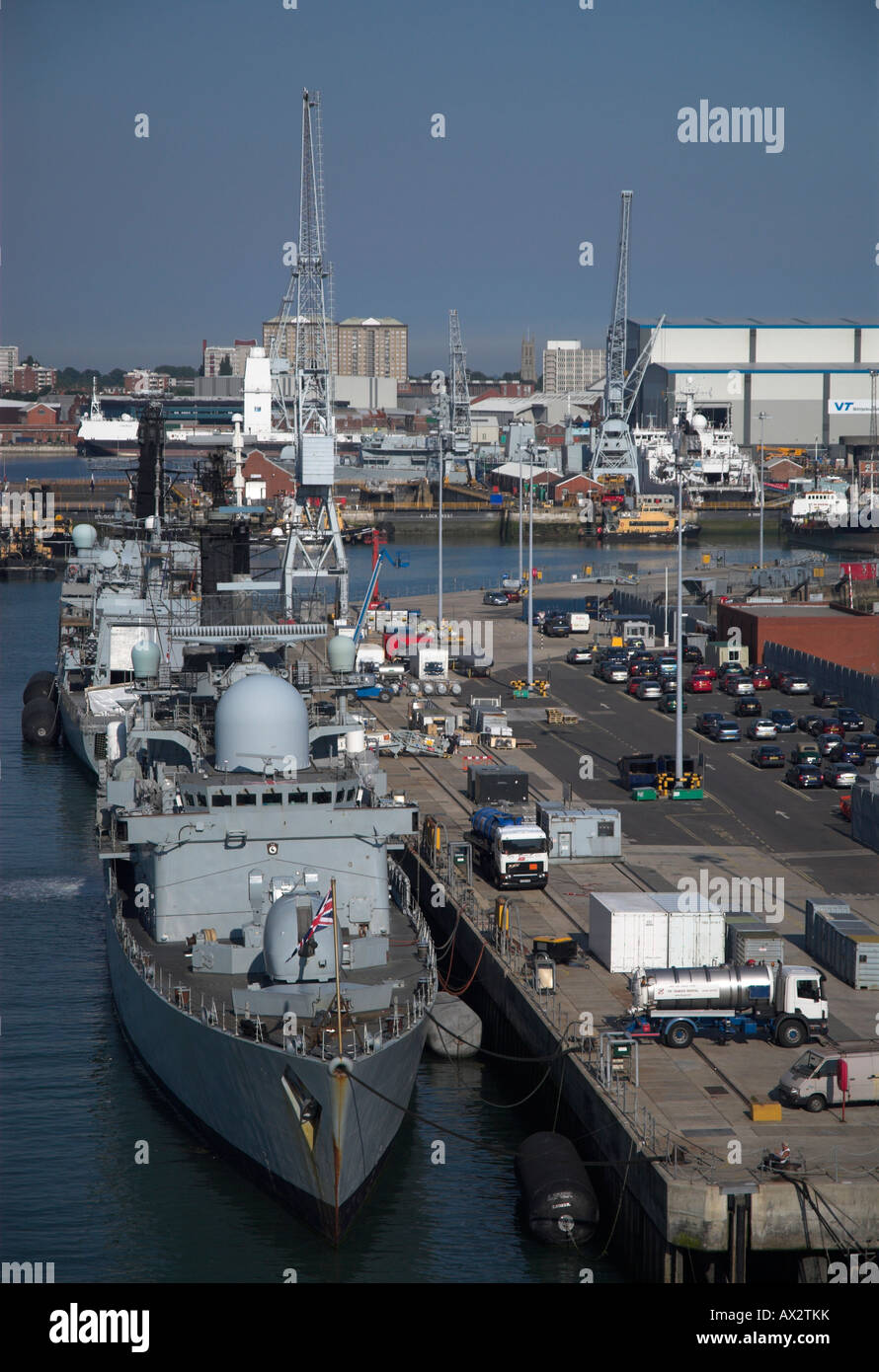 Tipo 42 cacciatorpediniere in HM Base Navale di Portsmouth Foto Stock