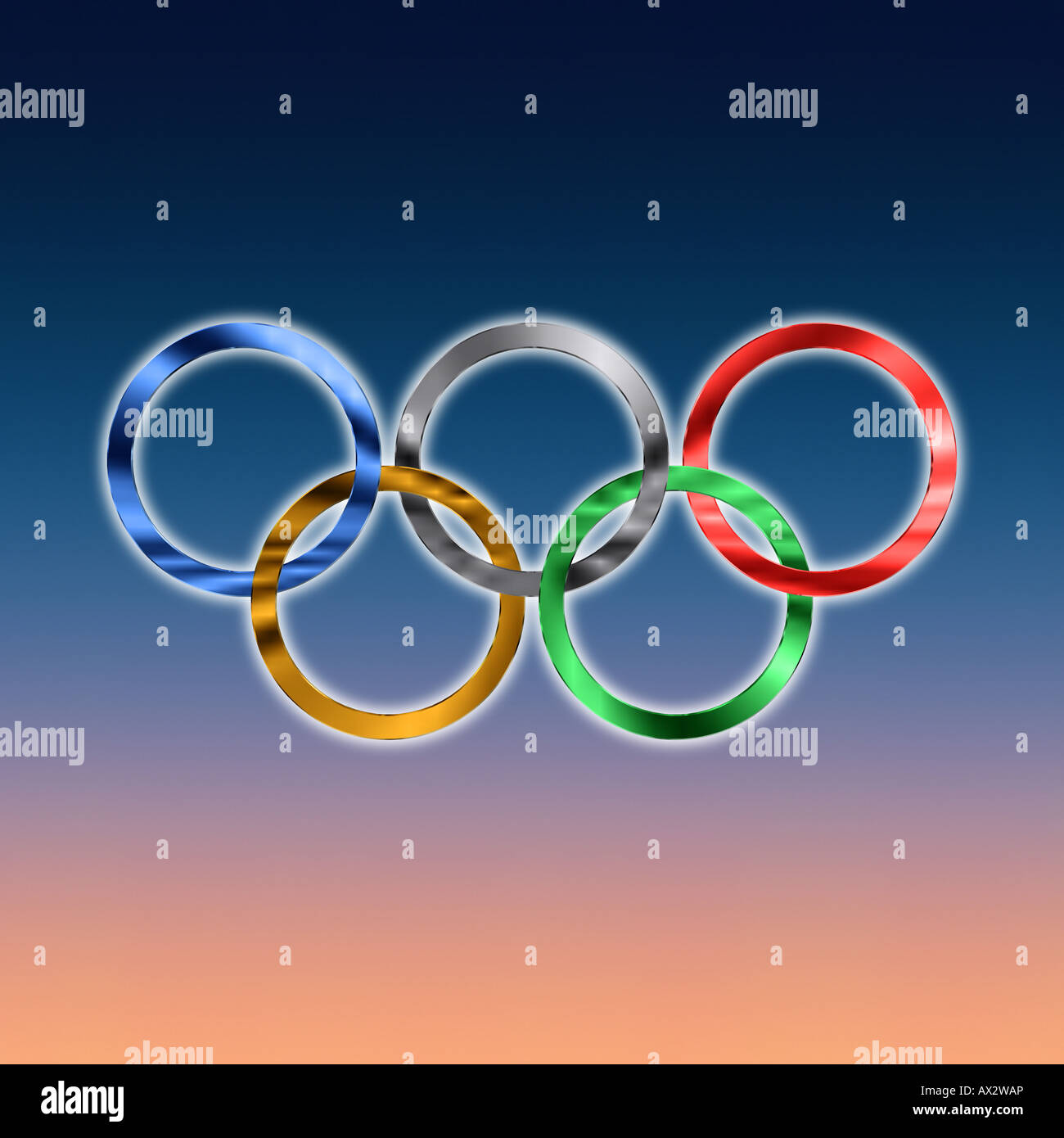 Anelli olimpici circondato da un alone contro un tramonto come sfondo Foto Stock