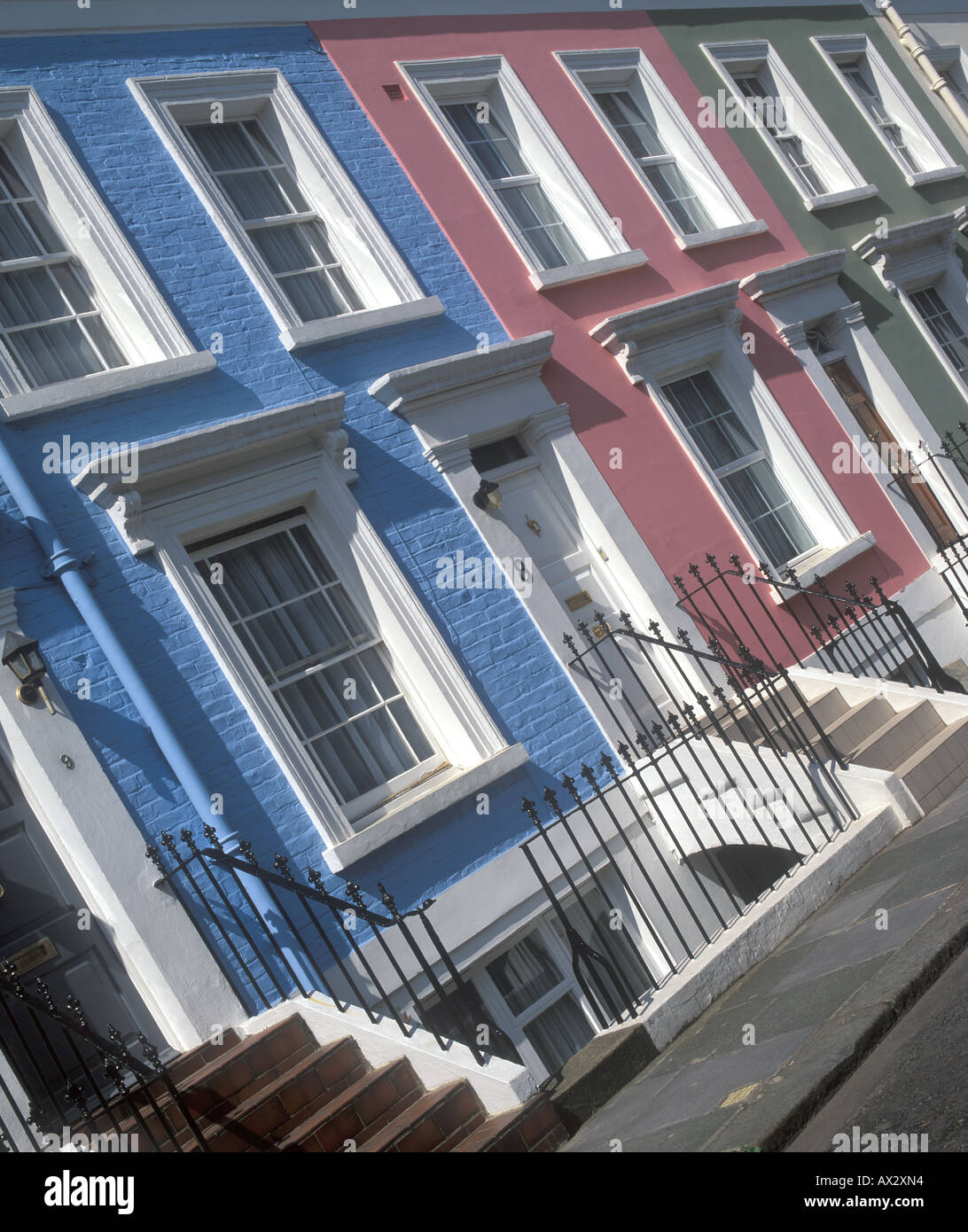 Proprietà a Londra illustrato da una fila di case colorate in Nottinghill zona popolare con gli agenti immobiliari e le ricche Foto Stock