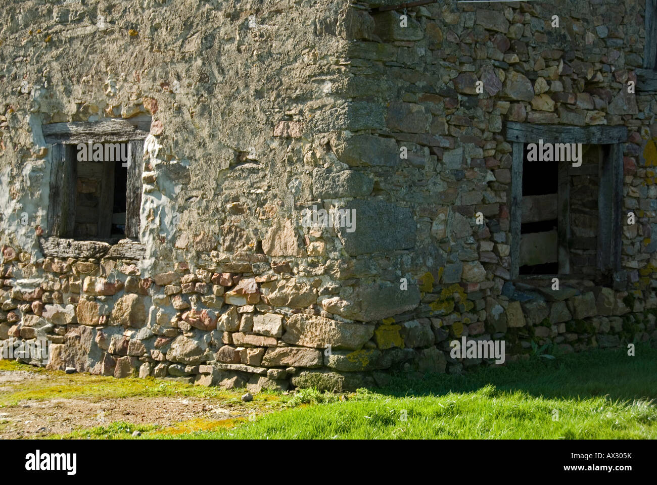 Foto di stock dell'angolo di un vecchio fienile francese la foto è stata scattata nella regione Limousin Francia Foto Stock