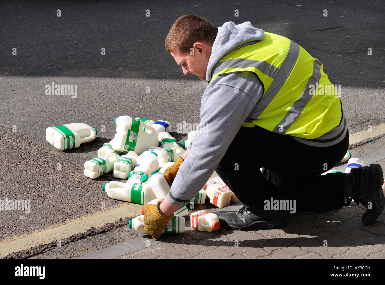 Una pila di contenitori di latte è scesa al di fuori di un Supermercato UK Foto Stock