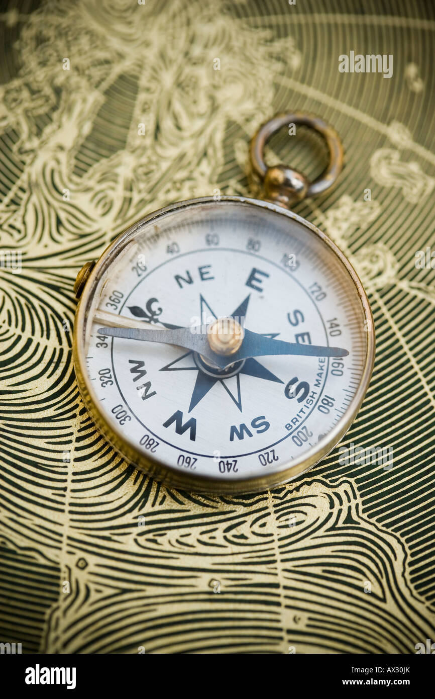Bussola Vintage in appoggio su una mappa del mondo Foto Stock