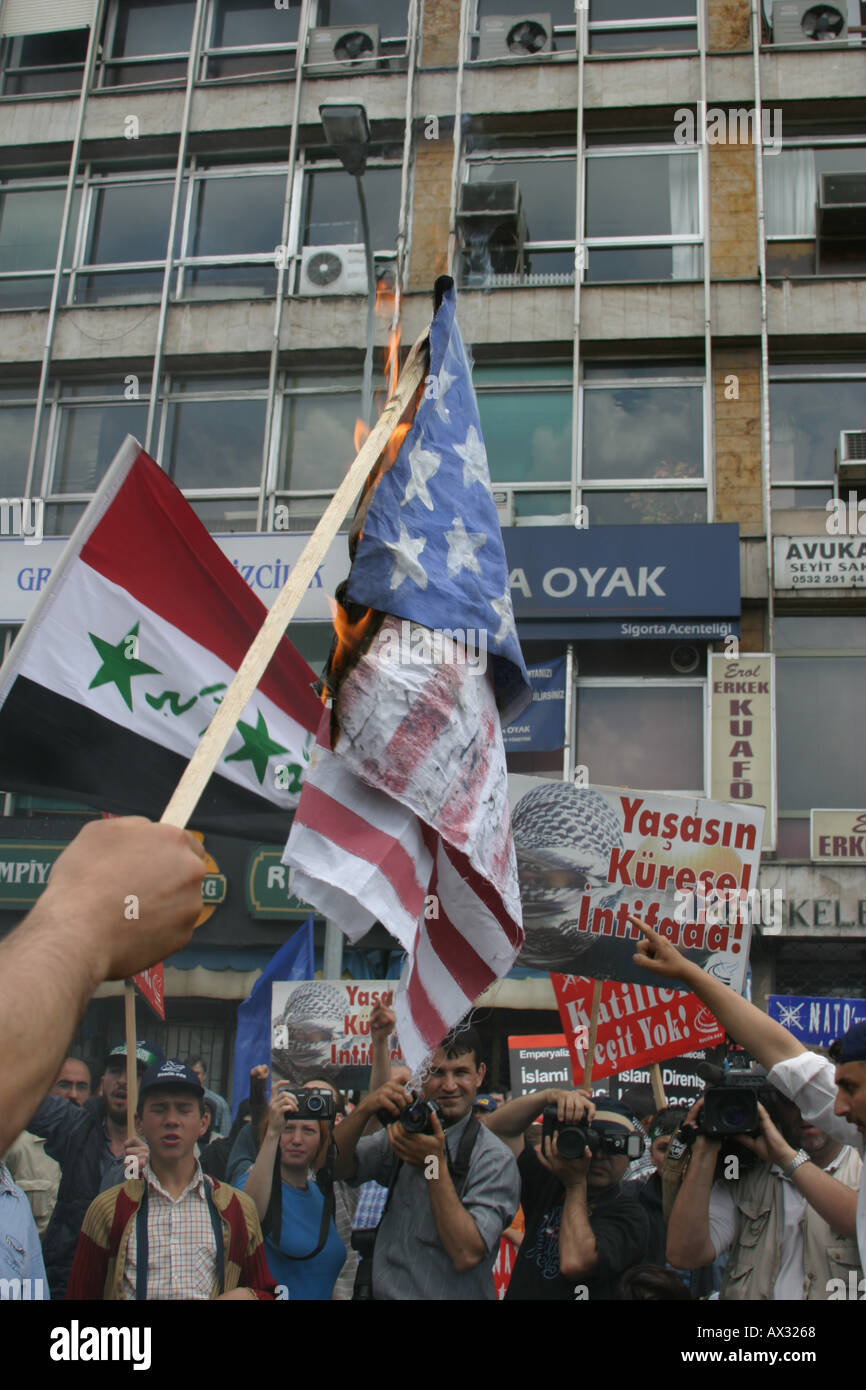 Istanbul, Turchia -- bandiera americana viene bruciato in un anti NATO nel rally di Istanbul prima del vertice della NATO del 06 27 2004 Foto Stock