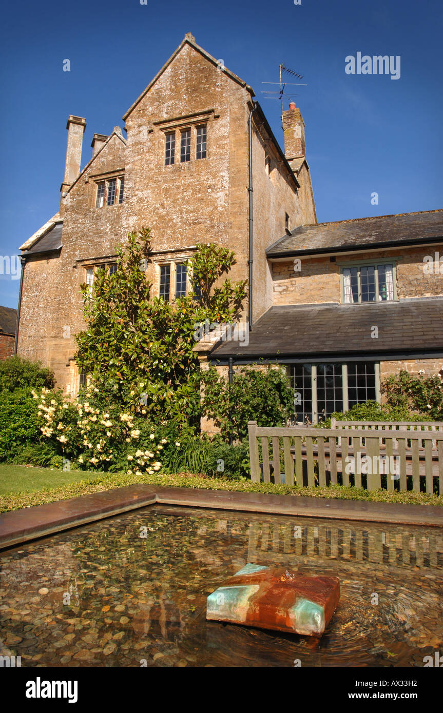 Una caratteristica dell'acqua nel giardino di Manor Farm SOMERSET dal progettista di giardini SIMON JOHNSON REGNO UNITO Foto Stock Una caratteristica dell'acqua nel giardino di Manor Farm SOMERSET dal progettista di giardini SIMON JOHNSON REGNO UNITO Foto Stock