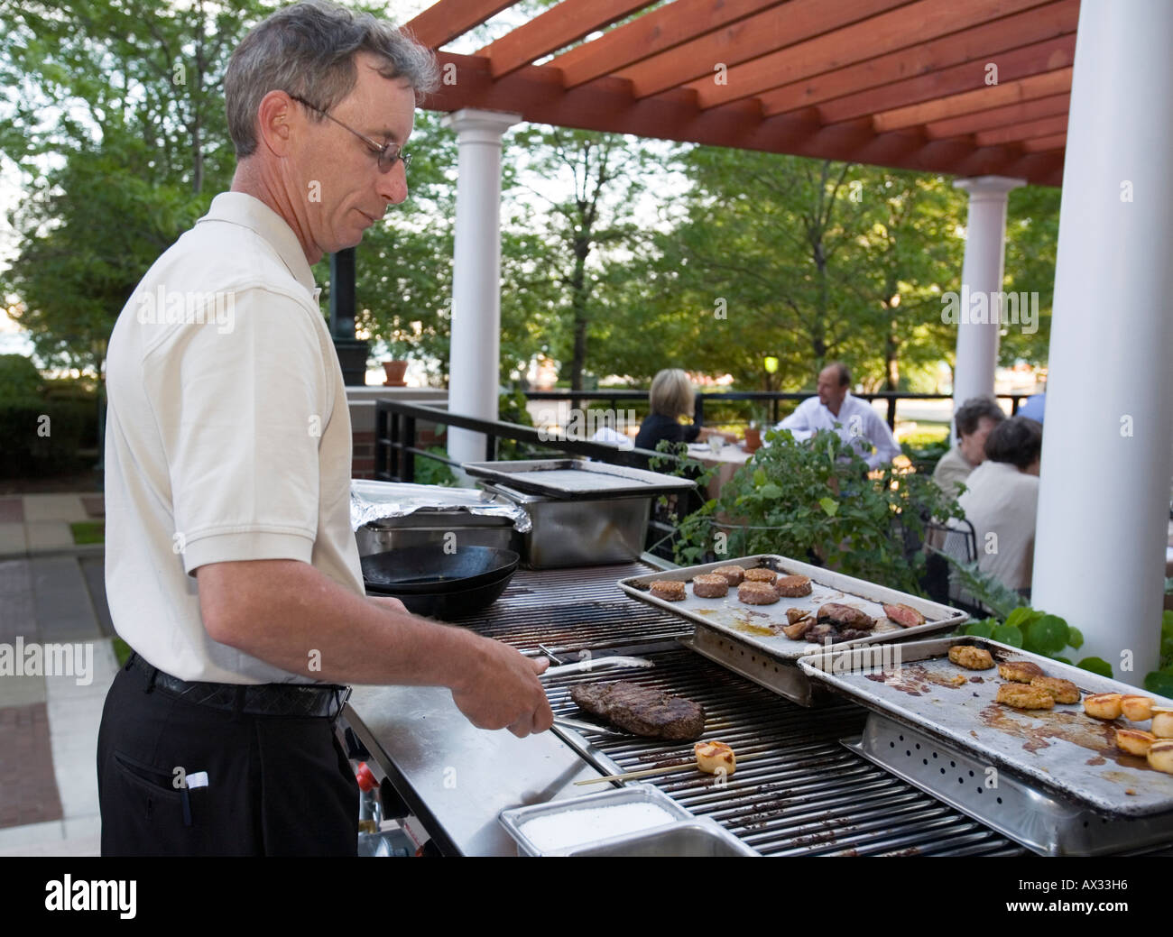 Detroit Michigan un cuoco presso il grill all'aperto del Rattlesnake Club Foto Stock