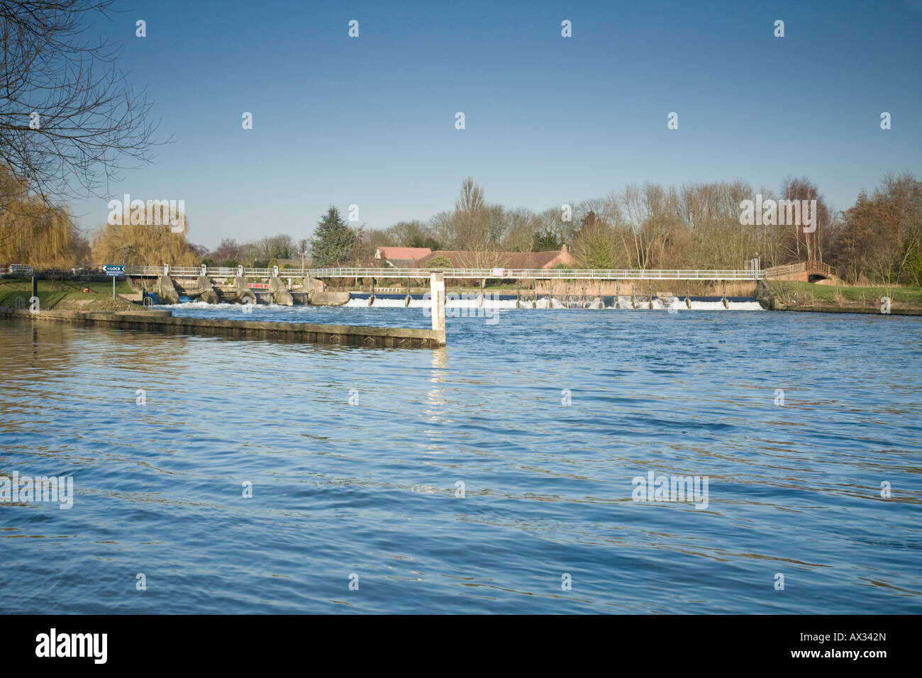 Weir sul Fiume Tamigi a Benson vicino a Wallingford in Oxfordshire Foto Stock