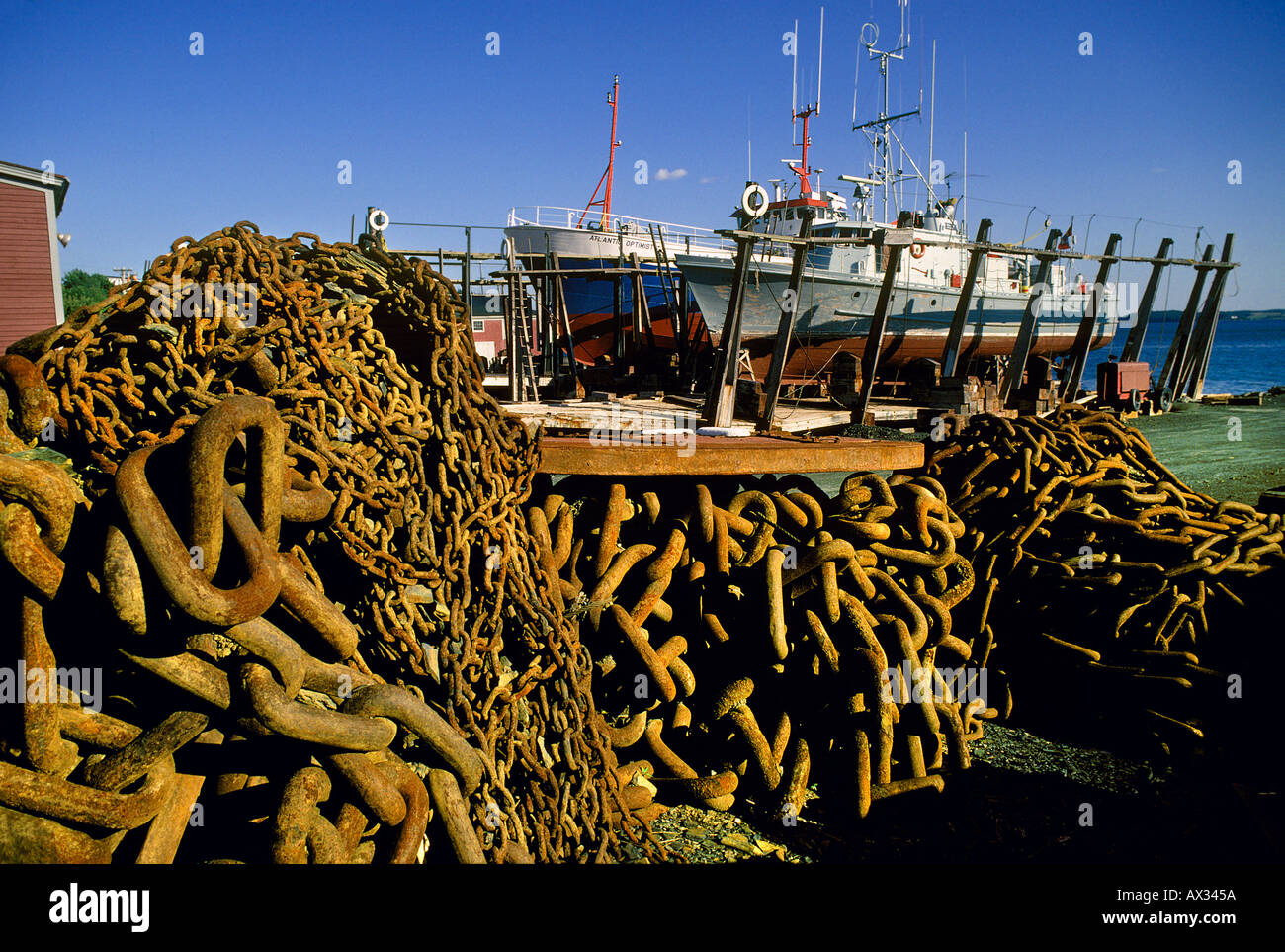 Catene arrugginito in bacino di carenaggio Lunenburg cantiere Nova Scotia Canada Foto Stock