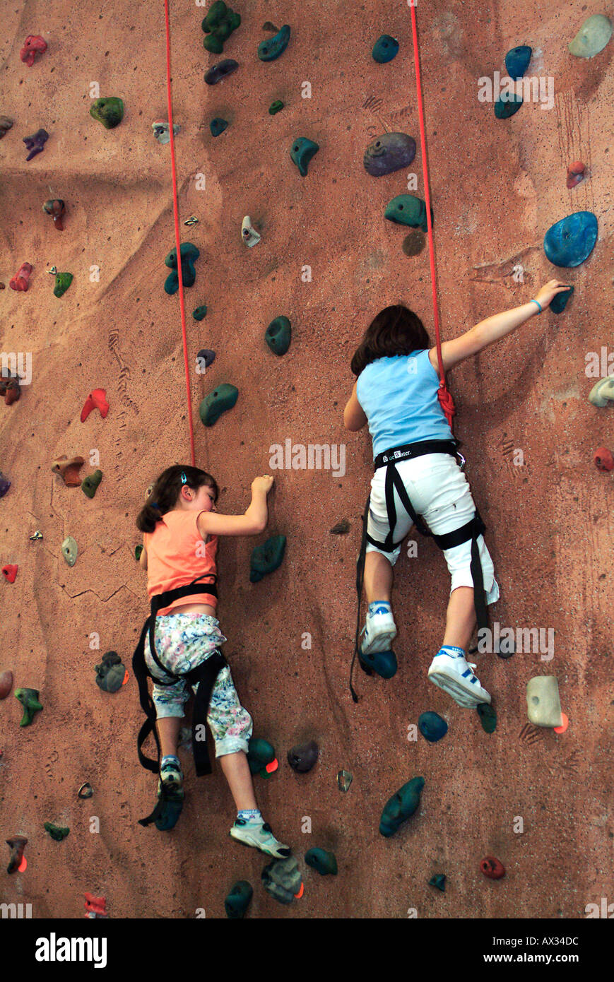 Arrampicata per bambini la parete al centro ricreativo interno Foto Stock