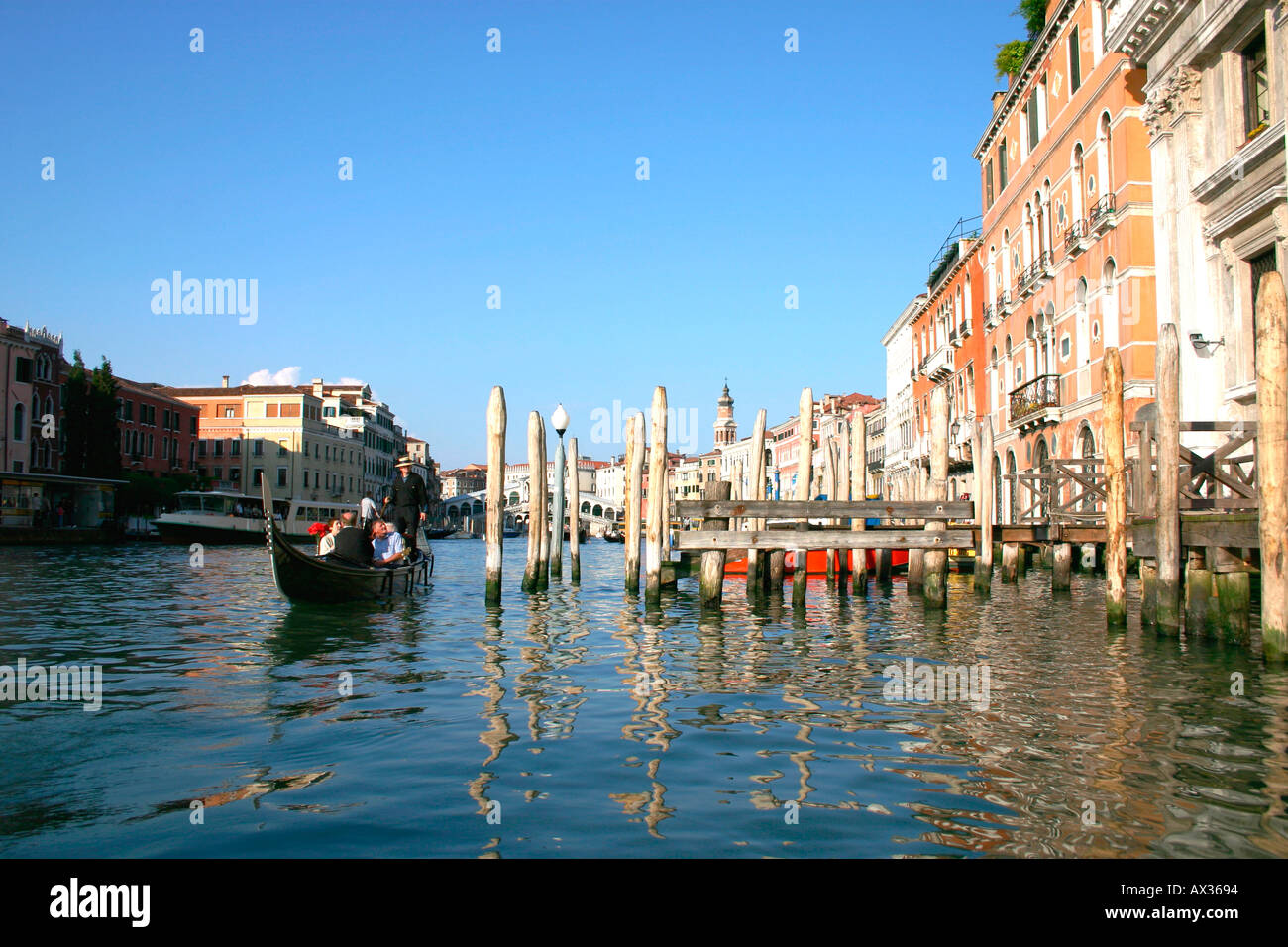 Una gondola sul Canal Grande a Venezia, Italia. Foto Stock