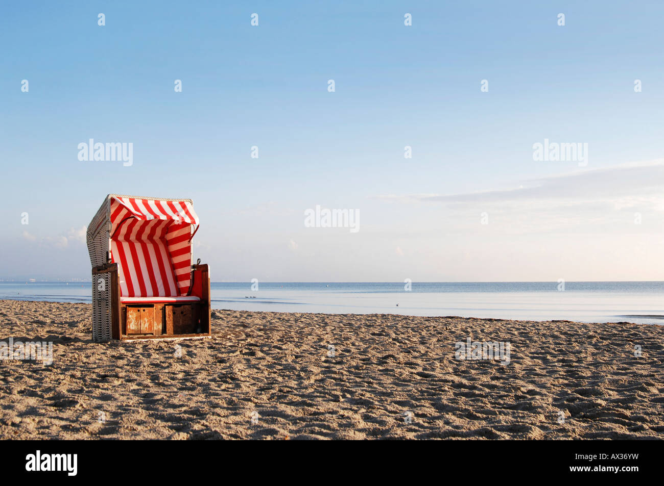 Una sdraio sulla spiaggia privata sulla spiaggia Foto Stock