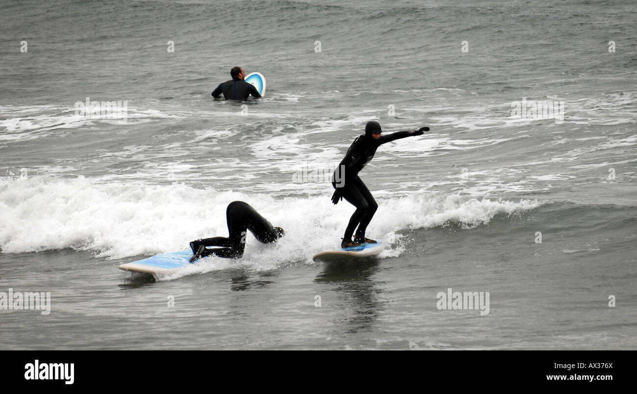 SURFERS imparare a navigare e CADERE IN UNA SCUOLA DI SURF BIGBURY sul mare,Devon, Inghilterra.UK Foto Stock