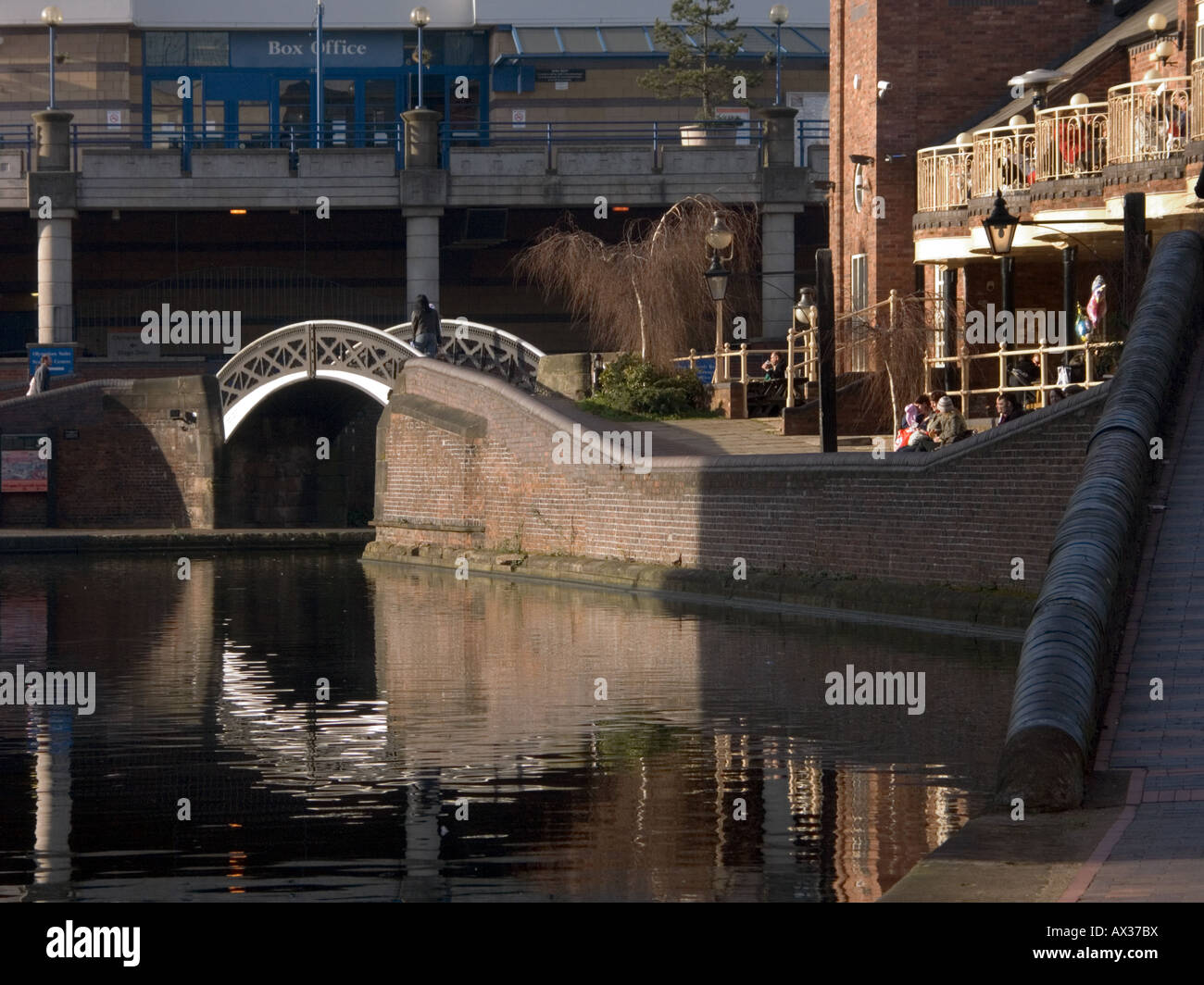 Il Footbridge riflessa nel luogo Danielle vie navigabili da Malt House pub, Birmingham, Inghilterra, Regno Unito Foto Stock