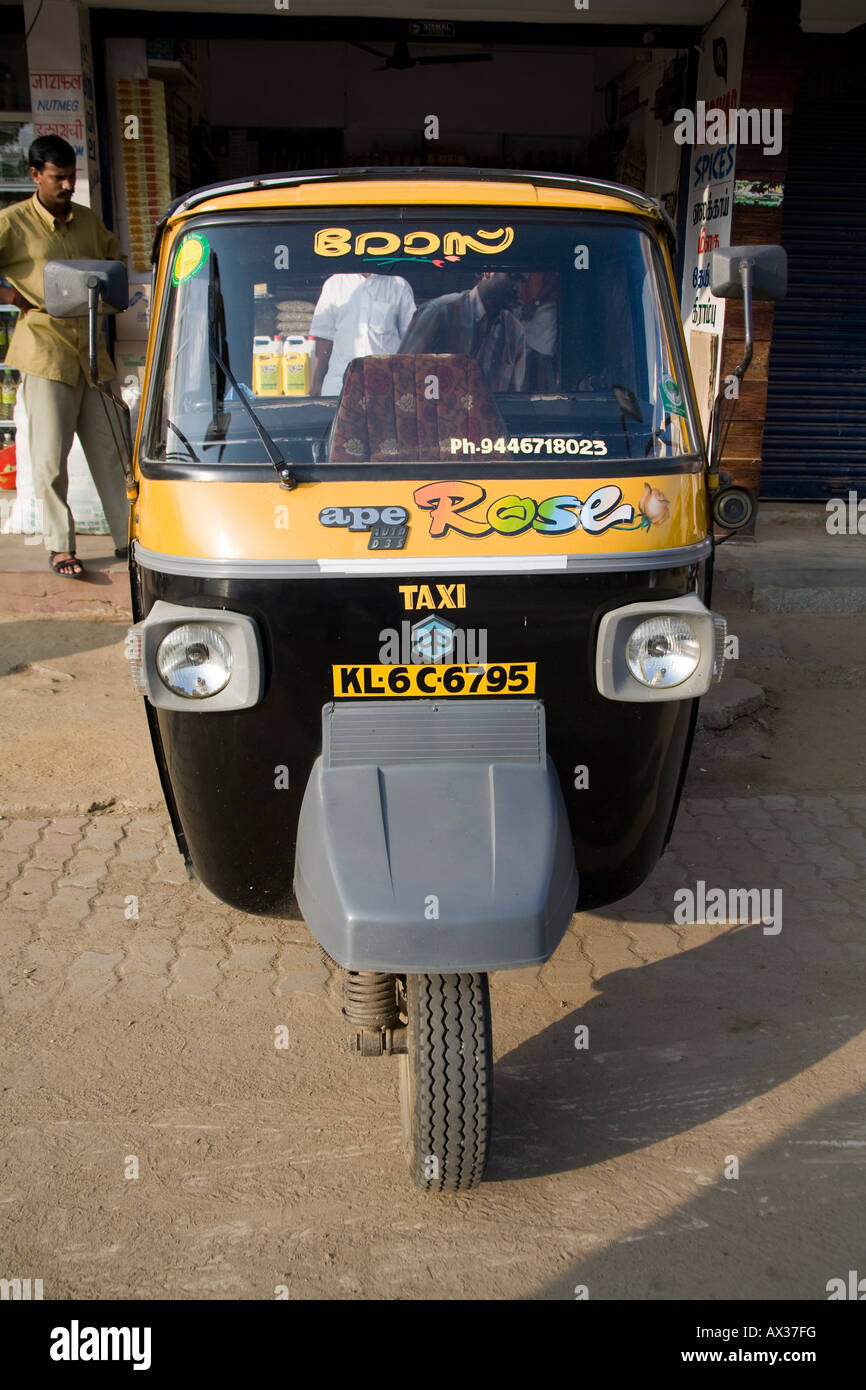 Un Tuk Tuk parcheggiato in una strada, Kumily Kerala, India Foto Stock