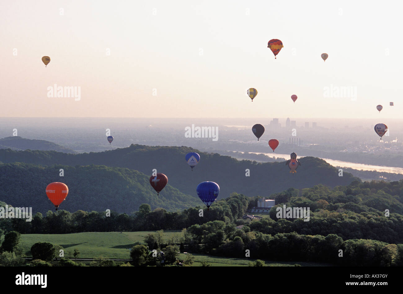 I palloni ad aria calda nel cielo a ovest di Louisville, Kentucky nelle colline del sud indiana Foto Stock