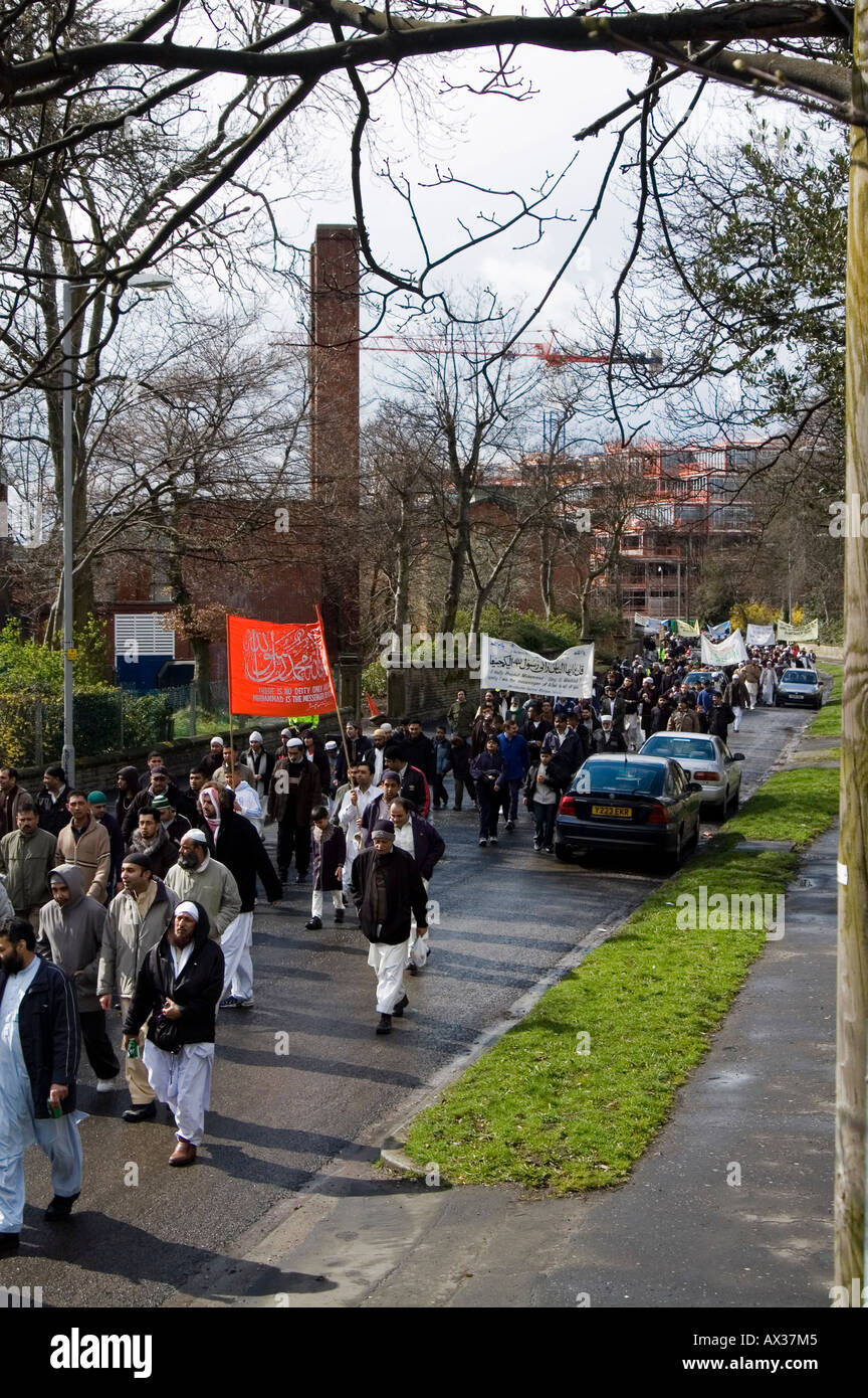 Sfilata di musulmani nella memoria del profeta Muhammad (PBSL) Foto Stock