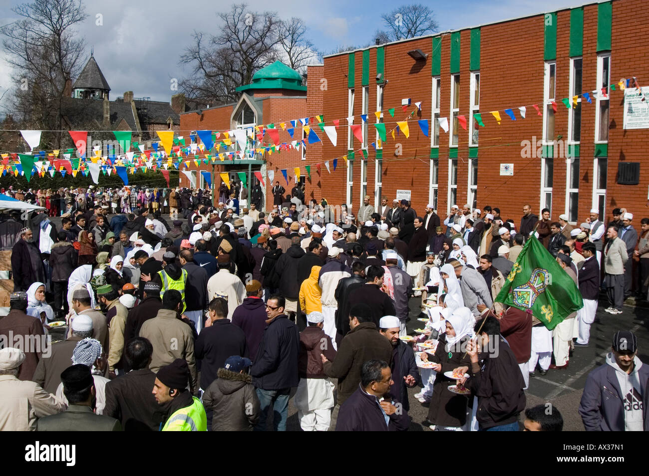 I musulmani al di fuori della moschea di Manchester REGNO UNITO Foto Stock