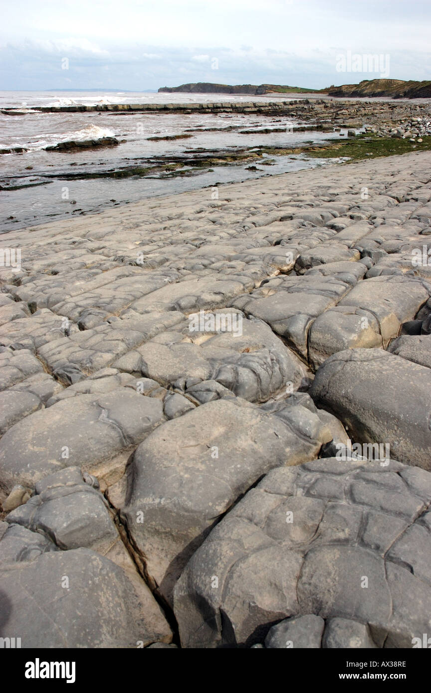 Un SSSI geologico a Kilve Beach in North Somerset con piattaforme di calcare Foto Stock