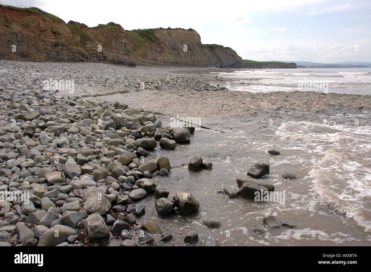 Un SSSI geologico a Kilve Beach in North Somerset con piattaforme di calcare Foto Stock