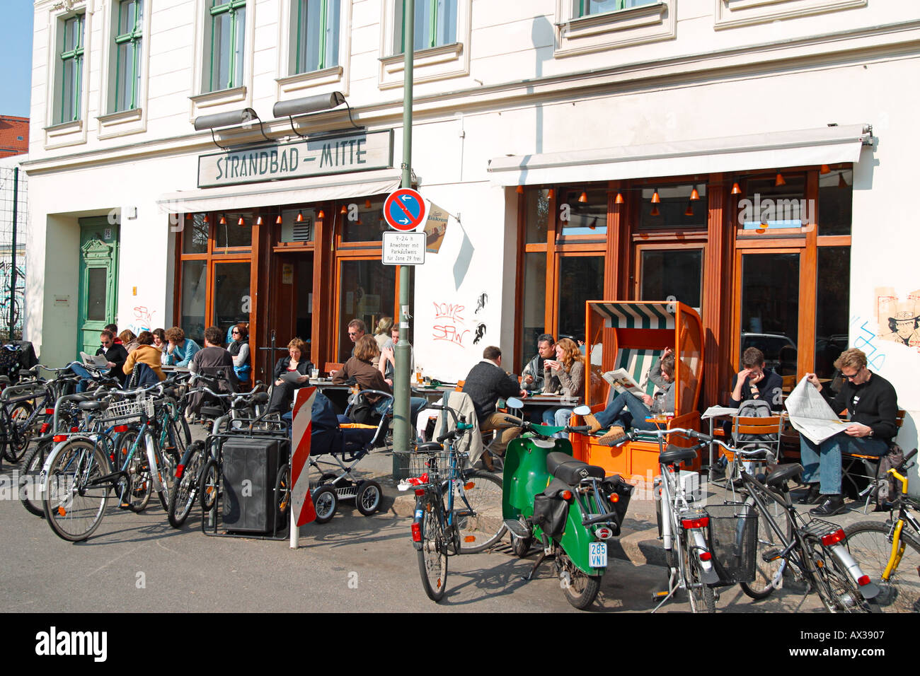 Strandbar Berlino Mitte studente all'aperto con bar e ristorante Foto Stock