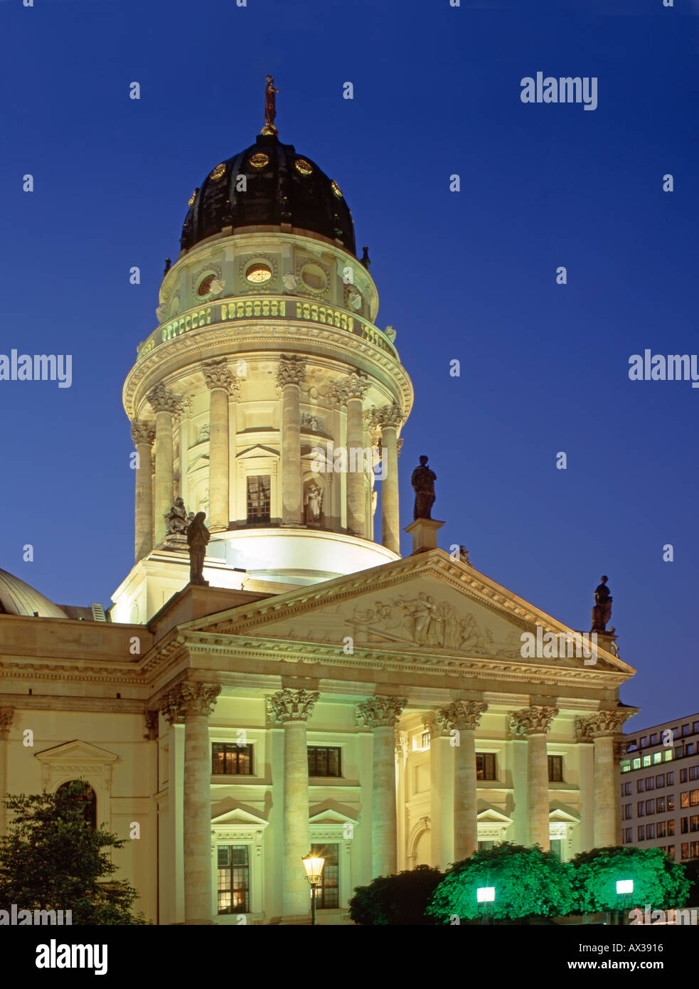 Berlin mitte gendarmenmarkt cupola tedesco al crepuscolo Foto Stock