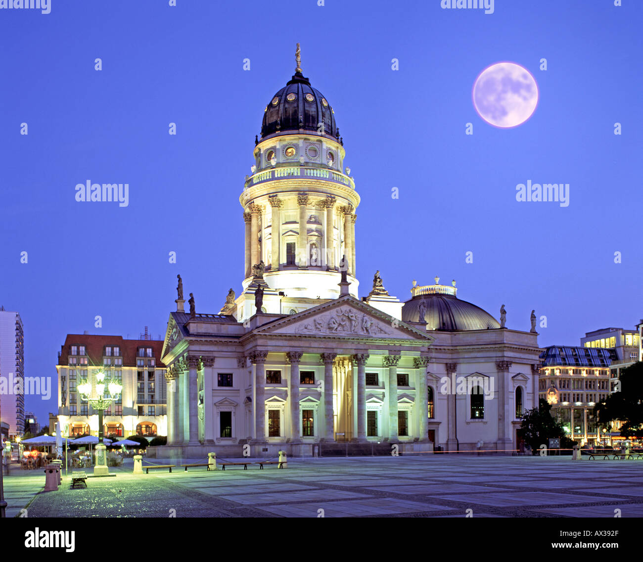 Berlin mitte gendarmenmarkt tedesco al crepuscolo dome luna piena Foto Stock