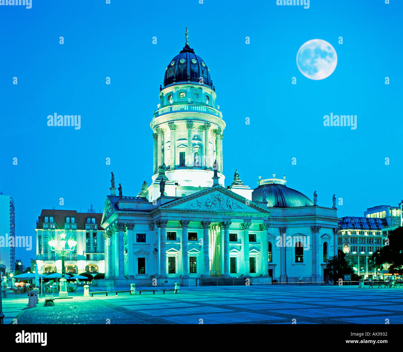 Berlin mitte gendarmenmarkt tedesco al crepuscolo dome luna piena Foto Stock