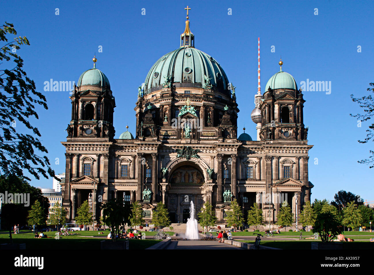 Cupola di berlino chiesa parco con fontana in estate Foto Stock