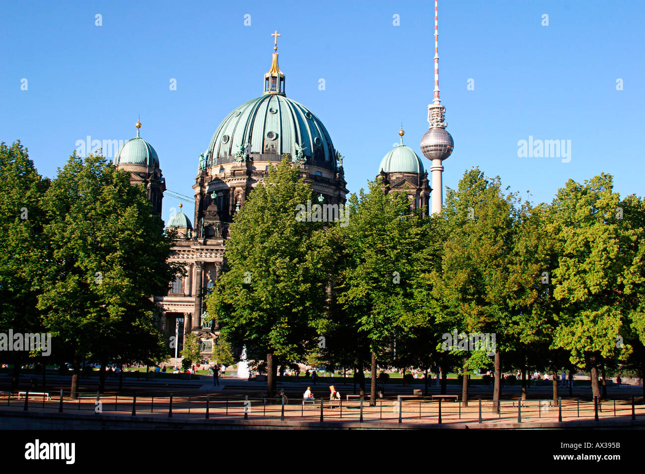 Cupola di berlino chiesa parco con fontana in estate Foto Stock