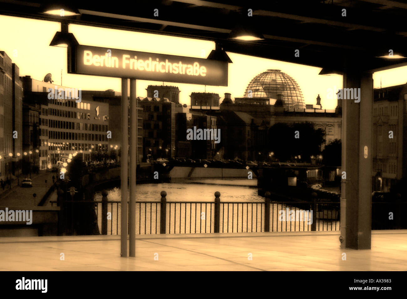 Berlino Stazione ferroviaria Friedrichstrasse Reichstag di sfondo Foto Stock