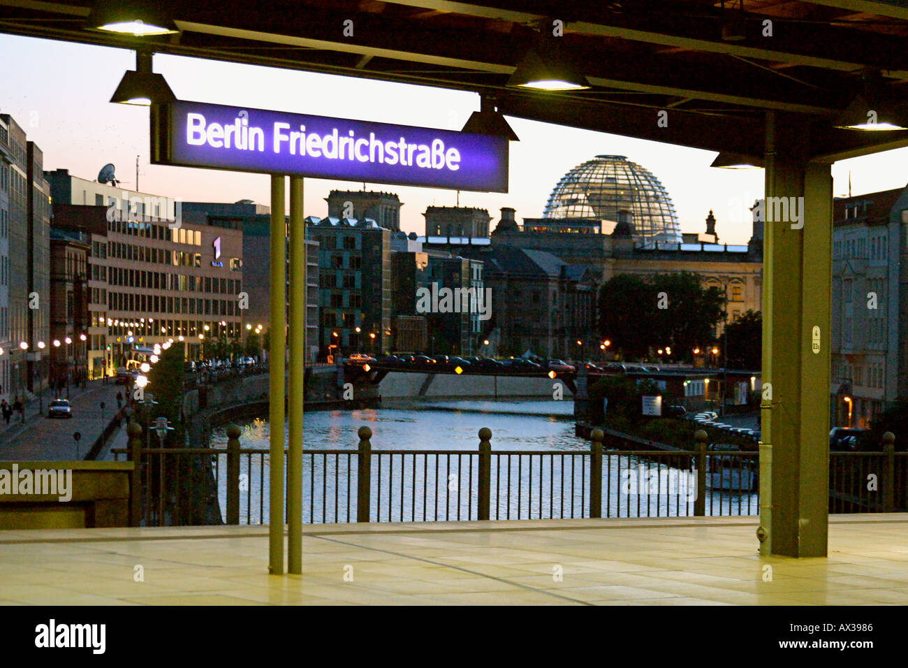 Berlino Stazione ferroviaria Friedrichstrasse Reichstag di sfondo Foto Stock