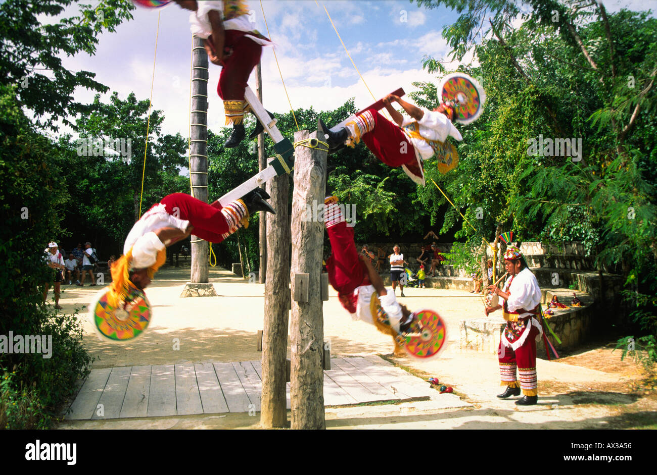 Mexiko Yucatan Voladores Indian battenti intorno ad un palo antico rituale di prehispanics Foto Stock