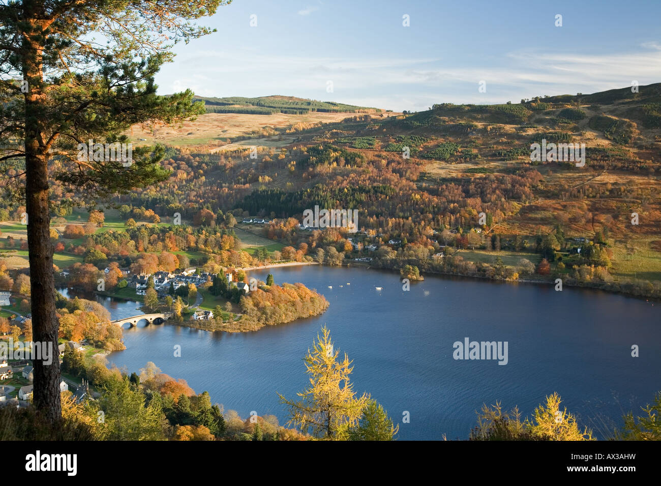 Vista guardando verso il basso sopra Loch Tay al villaggio di Kenmore. Foto Stock