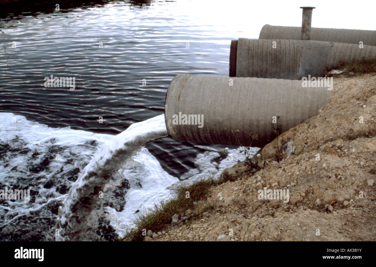 Factory outlet di scarico acqua inquinata nel fiume inquinato a Bogotá Colombia Foto Stock