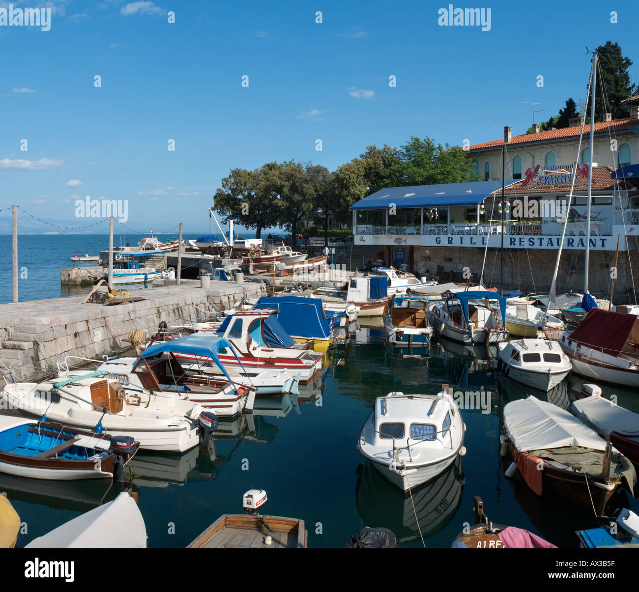 Porto e ristorante sul mare, Lovran, vicino Opatija, Istria, Croazia Foto Stock