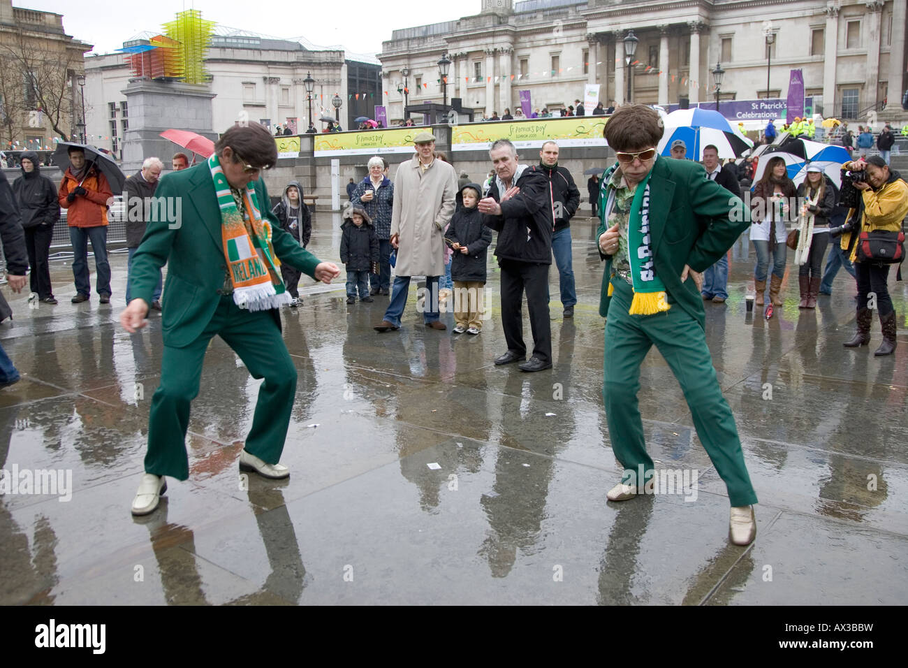 Due vecchi bilancieri dancing at a Trafalgar Square st Patrick s Day celebrazioni Londra 2008 spettatori Foto Stock