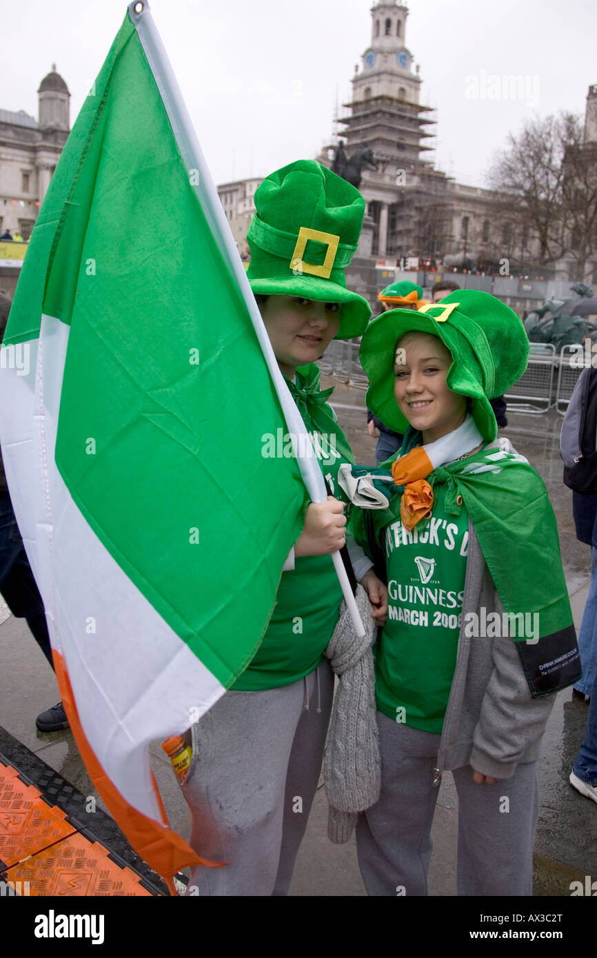 Due giovani ragazze irlandesi in posa con una grande bandiera irlandese a Trafalgar Square st Patrick s Day celebrazioni Londra 2008 Foto Stock