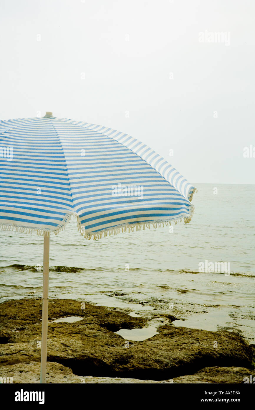 Ombrellone e spiaggia Foto Stock