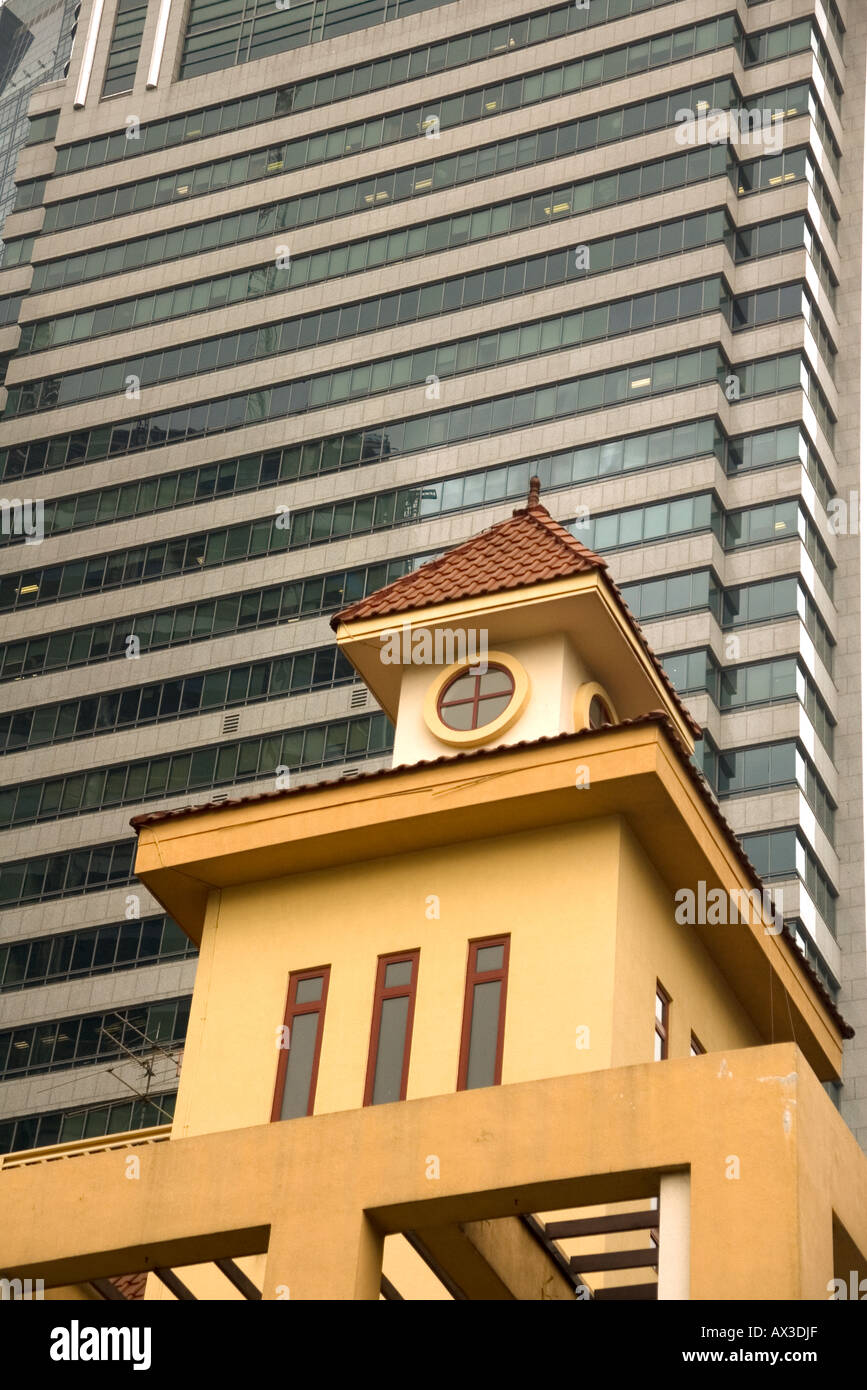 Torre coloniale di fronte all edificio moderno, Chinatown di Singapore Foto Stock