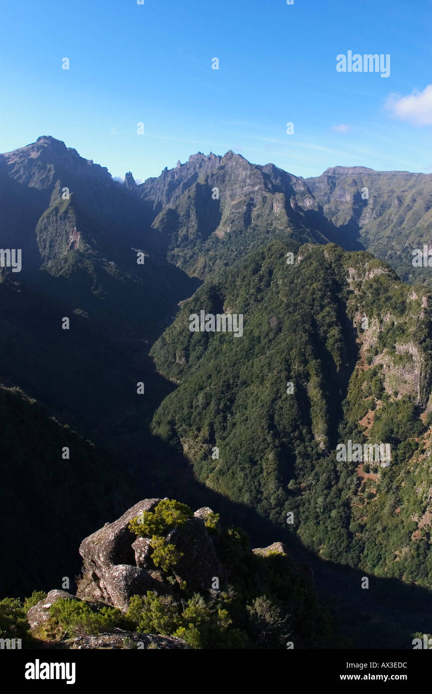 Pico de Arieiro Pico das Torres Pico Ruivo vista da Balcoes Ribeiro Frio Madera Foto Stock