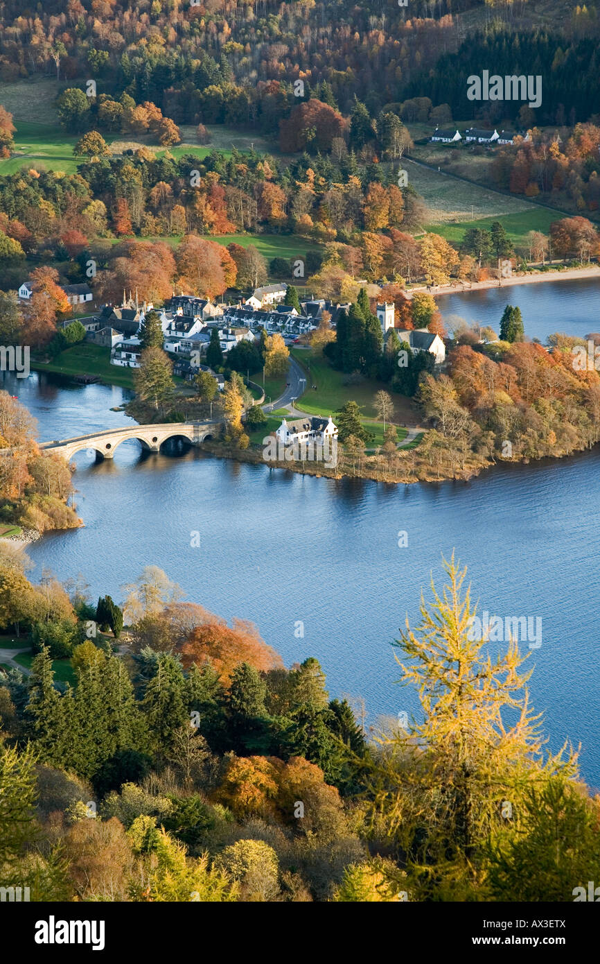 Vista guardando verso il basso sopra Loch Tay al villaggio di Kenmore. Foto Stock