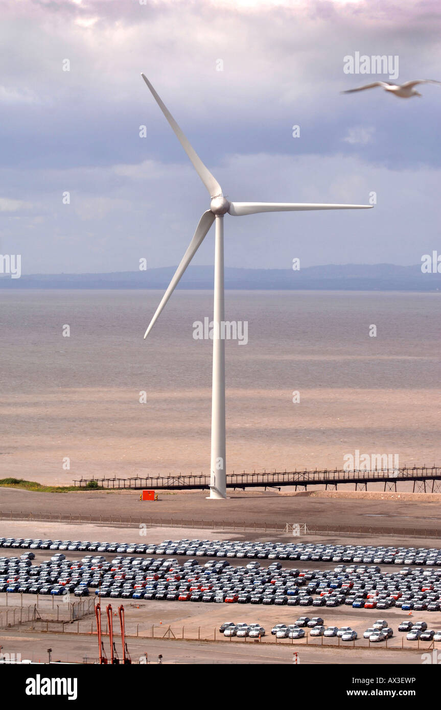 Una turbina eolica ad Avonmouth DOCKS CON AUTO IMPORTATE VICINO A BRISTOL REGNO UNITO Foto Stock
