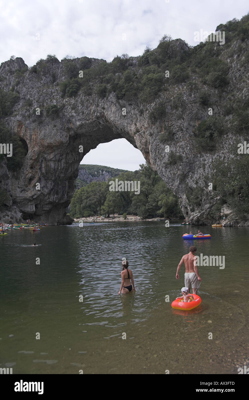 Canoe a Pont d'Arc un arco naturale oltre l'Ardeche Ardeche Gorges Rhone Alpes Francia Foto Stock