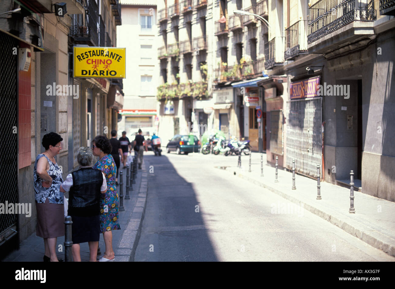 La vita di strada durante la siesta, Vecchia Madrid, Spagna Foto Stock