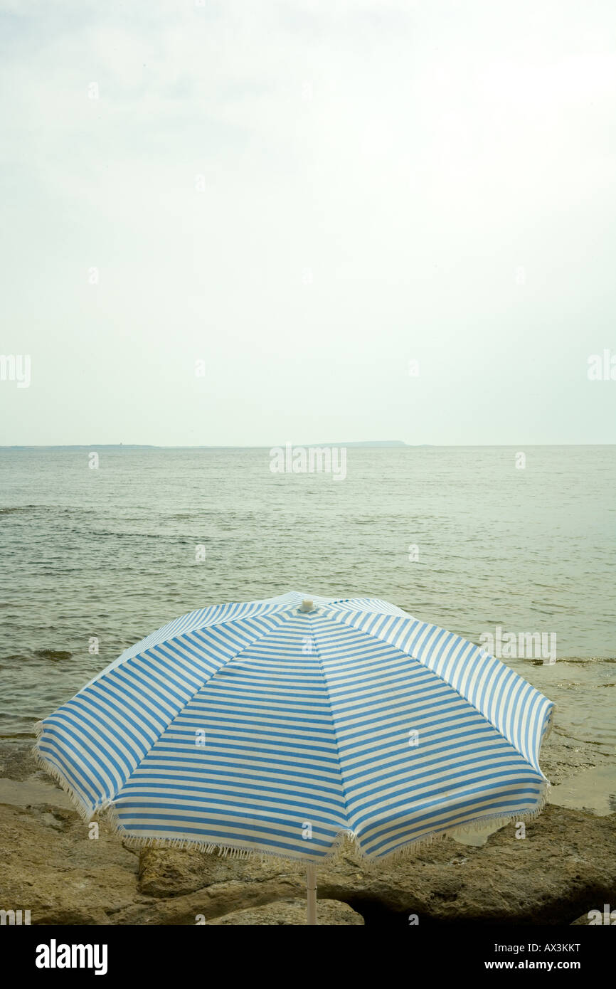 Ombrellone e spiaggia Foto Stock